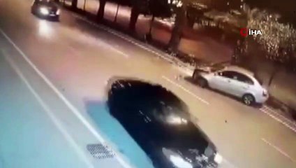 Télécharger la video: 3 kadının öldüğü trafik kazasında inanılmaz kurtuluş...Feci kazanın görüntüleri ortaya çıktı