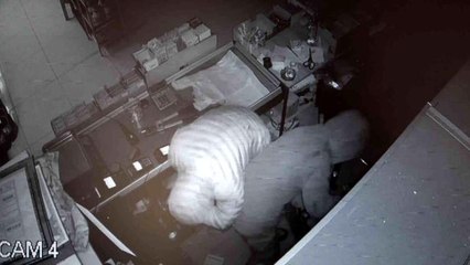 Demir kırma makasıyla girdikleri manavdan 28 bin liralık malzeme çaldılar... O anlar kamerada