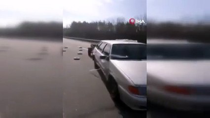 Ukrayna’da sivil araçlar yola döşenen mayınların üzerinden geçti