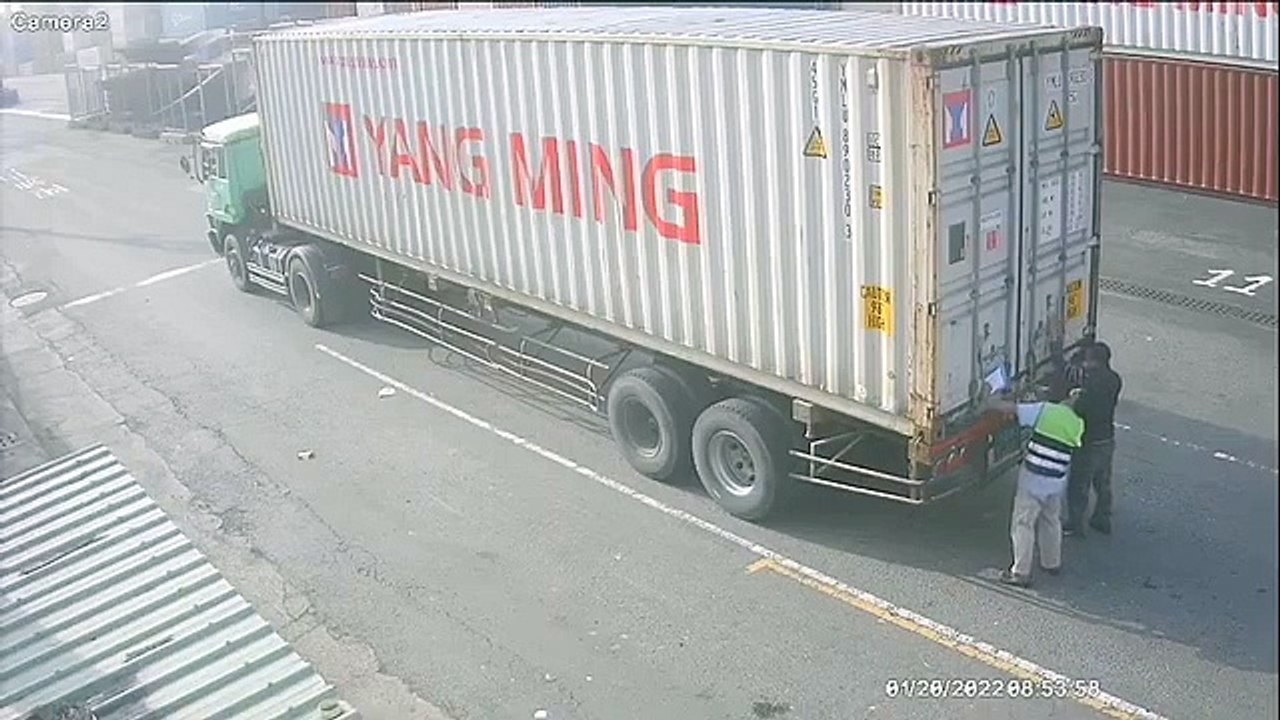 影》高雄港司機遭「夾殺」慘死 曾回頭看3秒後仍遭撞