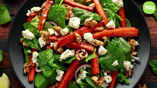 Salade de carottes rôties, pousses d'épinards, feta et noix