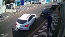 Brésil  : Deux voleurs de moto se font calmer par un mauvais timing !