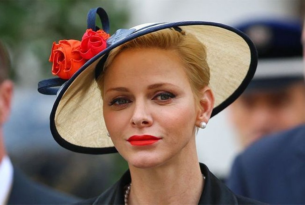 Charlene de Monaco métamorphosée : coupe courte à la garçonne et cheveux décolorés blond platine… 1ère photo depuis son retour