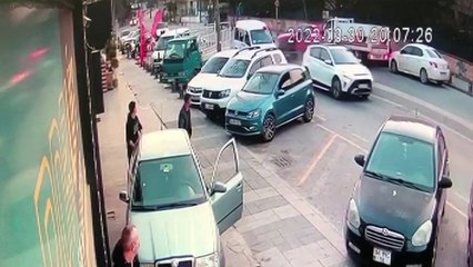 Çekmeköy’de otomobil ile kamyonet kafa kafaya çarpıştı: 3 yaralı