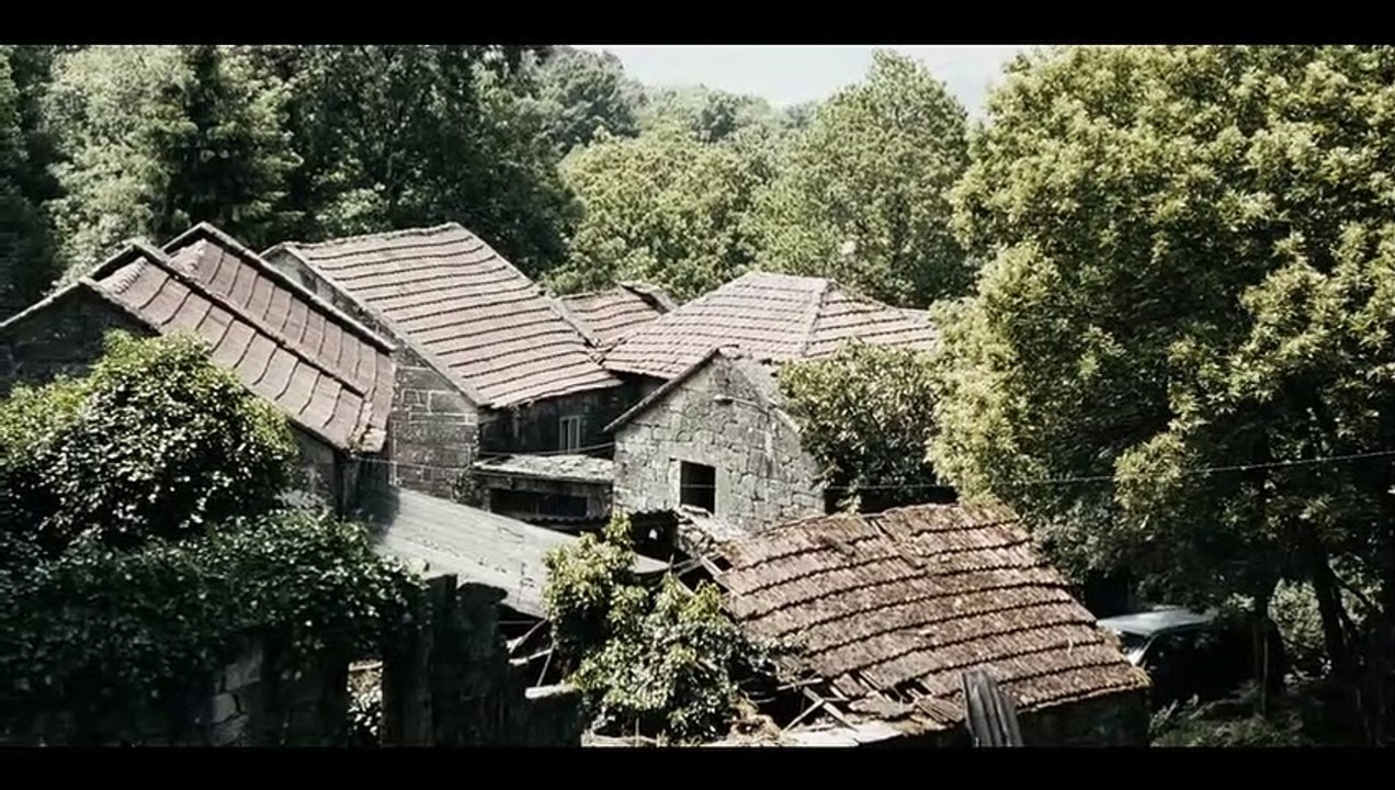 Tráiler de la película "Malencolía", escrita y dirigida por Alfonso Zarauza, y protagonizada por  Melania Cruz, Xúlio Abonjo, Diego Anido, Marta Lado, X. A. Touriñán, Ricardo de Barreiro, Ledicia Sola, Tito Asorey y Deborah Vukusic.