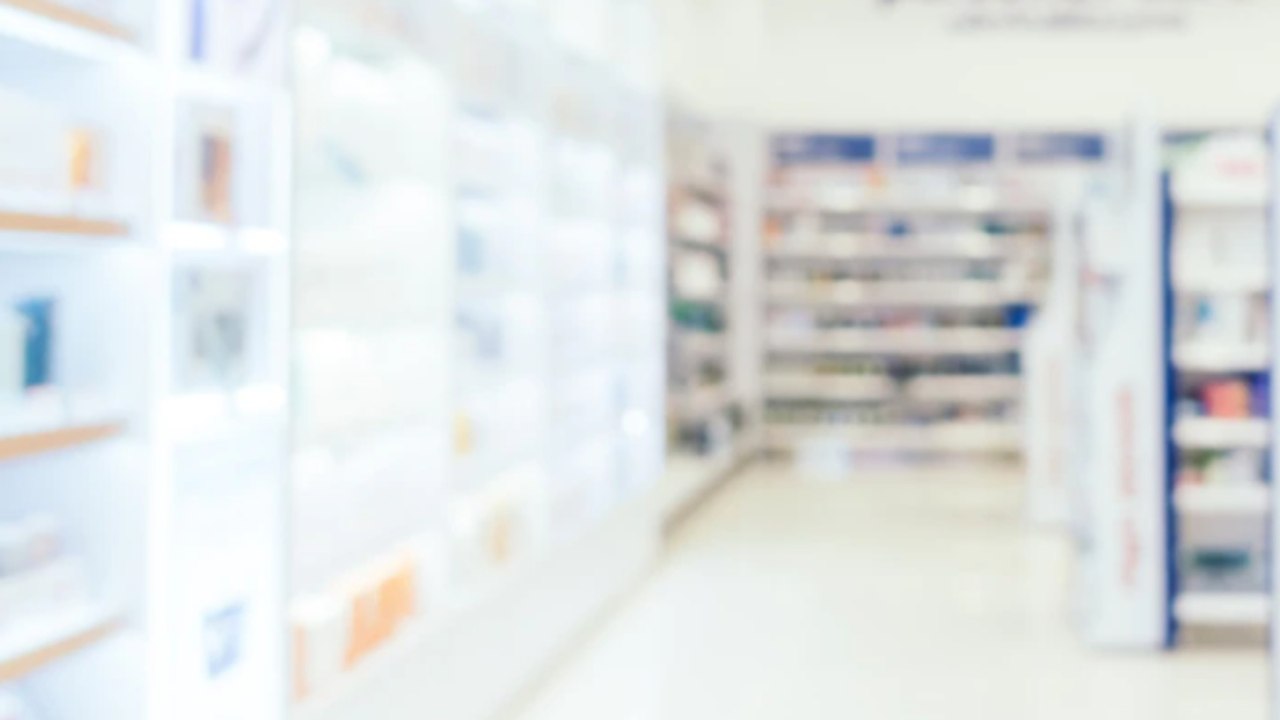 En video: mujer recibió brutal golpiza tras ser víctima de robo en una droguería