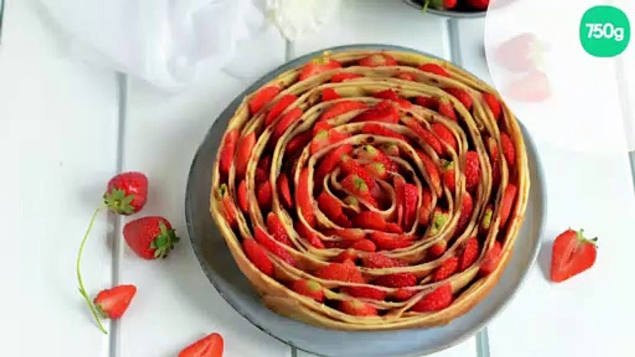 Gâteau en rose de crêpes aux fraises