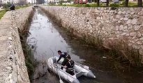Antalya'da kanala düşen köpek ekipleri peşine taktı