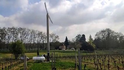 Une tour à vent pour protéger les vignes du gel
