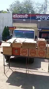 पिक अप वाहन में छुपा कर तस्करी की सैकड़ों लीटर शराब जब्त
