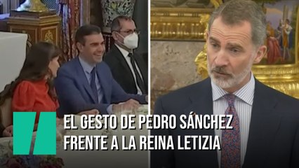 El gesto de Pedro Sánchez con la reina Letizia frente al rey Felipe VI