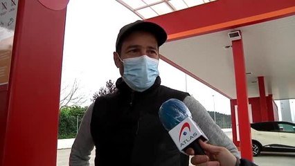 Los conductores esperan la rebaja de 20 céntimos para llenar el depósito