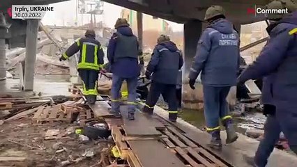 بدون تعليق: فرق الطوارئ الأوكرانية تنتشل جثث القتلى في وسط مدينة إيربين