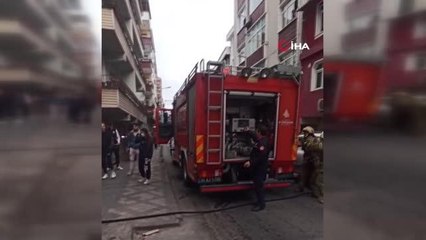 Bağcılar'da park halindeki otomobil alev topuna döndü