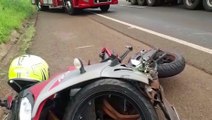 Com ‘moto esportiva’, homem bate violentamente contra barranco e fica gravemente ferido na PRc-467