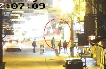 KONVOYUN ÖNÜNÜ KESİP, ARAÇTAKİ KADININ BOYNUNDAN ALTIN KOLYEYİ ÇALDILAR