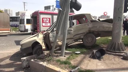 İki otomobil çarpıştı, araçlardan birinin LPG tankı yerinden fırladı: 6 yaralı