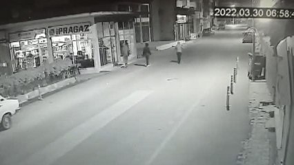 Finike'de üç zanlının bir işyerine girmeye çalıştığı anlar güvenlik kameralarına yansıdı