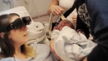 فيديو مؤثر لأم ترى طفلها للمرة الأولى بفضل تقنية مميزة