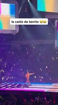 Bad Bunny sufrió una caída en pleno concierto