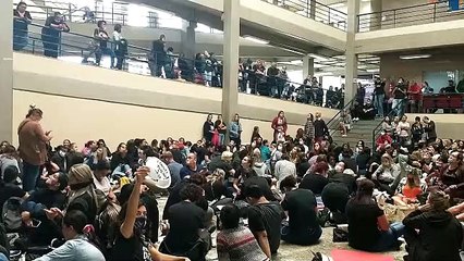 Com folhas de pagamento zeradas, servidores públicos fazem manifestação em Itajaí