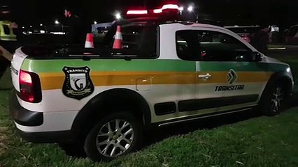 Carro tomba após colisão em cruzamento na Av. das Torres