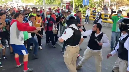 Caravana migrantes enfrenta guardas no México