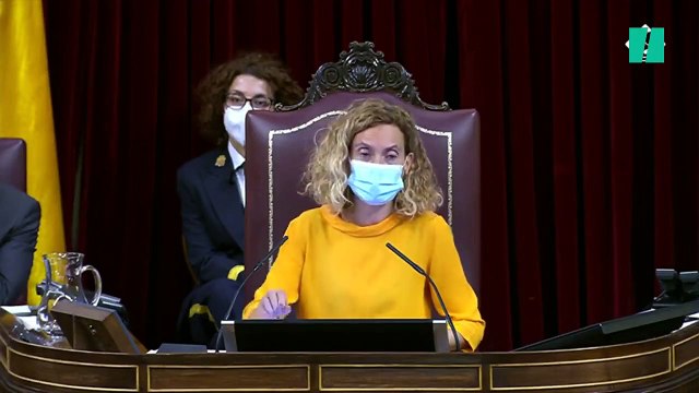 Pablo Casado charla con Cuca Gamarra durante las votaciones en el Congreso