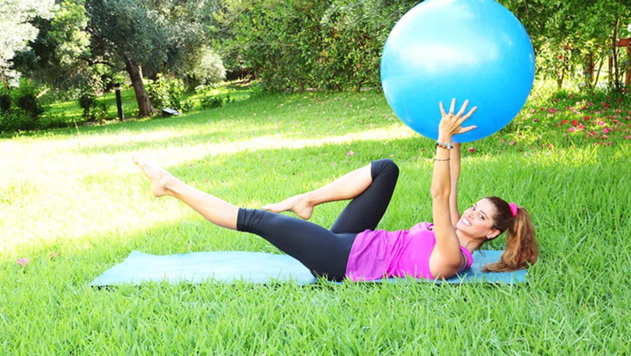 كيفية التخلص من دهون البطن باستخدام الكرة الرياضية مع دوريس حاج