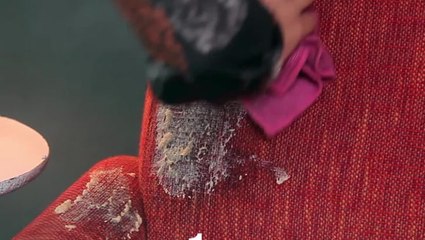 طريقة سهلة لتنظيف قيء الطفل عن الأريكة