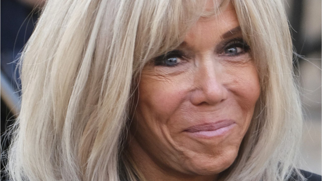FEMME ACTUELLE - Brigitte Macron : sa visite surprise chez une famille française
