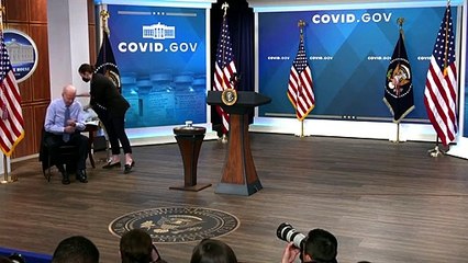 Biden se pone su cuarta dosis en un escenario de la Casa Blanca y deambula despistado: "No estoy seguro de por qué lo estoy haciendo en el escenario"