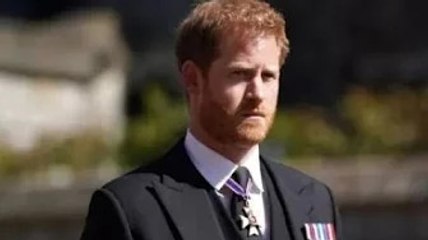 Le prince Harry a qualifié de «gamin gâté» pour «bouder dans un manoir californien» alors que la rei