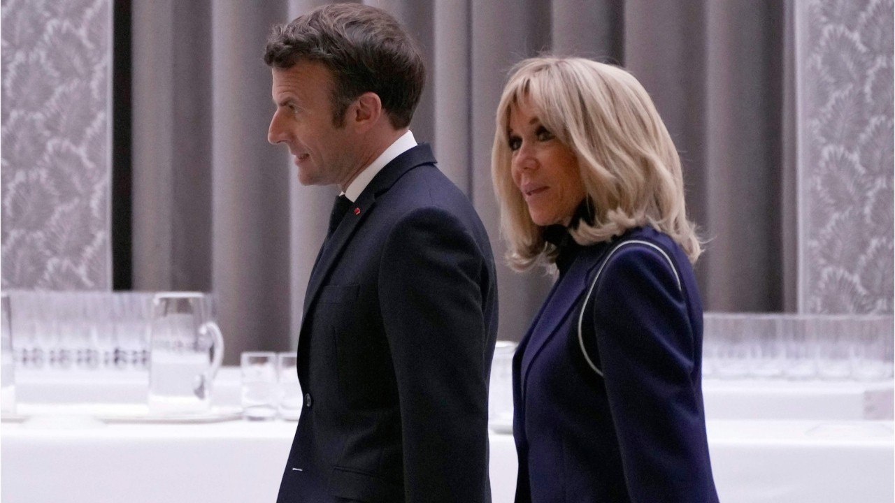 Voici - Brigitte Macron : sa visite surprise chez une famille française fait sensation (1)