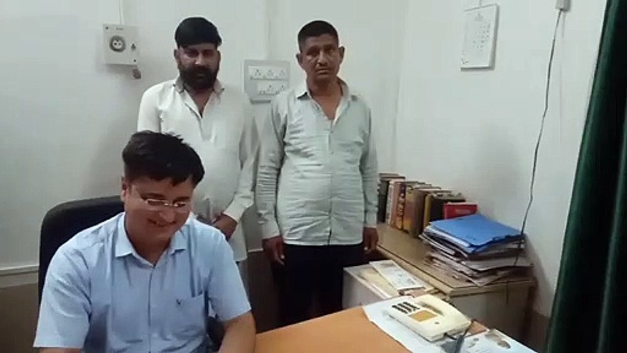 एसीबी ने 50 हजार रुपए की घूस लेते आबकारी के कां...