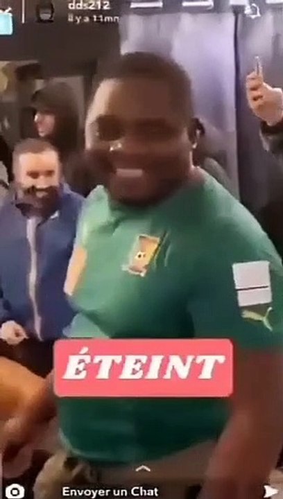 Ce supporter camerounais se fait chambrer par les supporters algériens et va avoir sa revanche