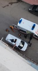 ELAZIĞ'DA 4'ÜNCÜ KATTAN HAFİF TİCARİ ARACIN ÜSTÜNE DÜŞEN KADIN AĞIR YARALANDI