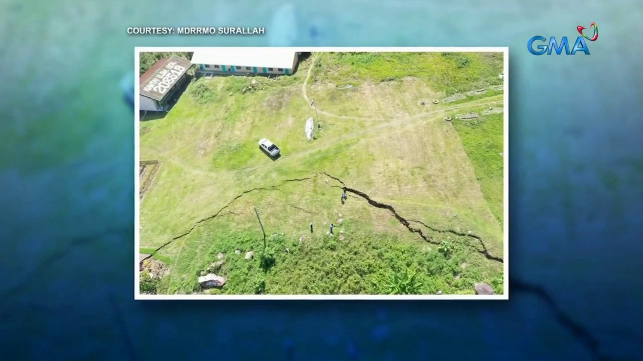 Isang paaralan, pinaaabondona na dahil sa malaking bitak sa lupa | Saksi