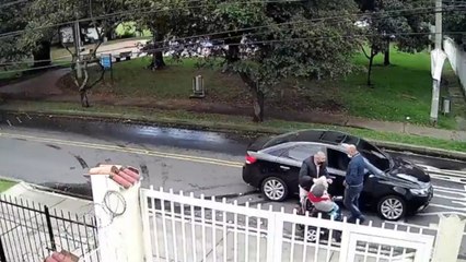 En video quedó registrado un terrible robo a un hombre en condición de discapacidad