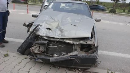 Son Dakika | Otomobil ile kamyonetin çarpıştığı kazada 2 kişi yaralandı