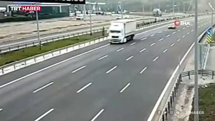 Otomobilin çarptığı tırda yangın çıktı: Dorsedeki araçlar kül oldu