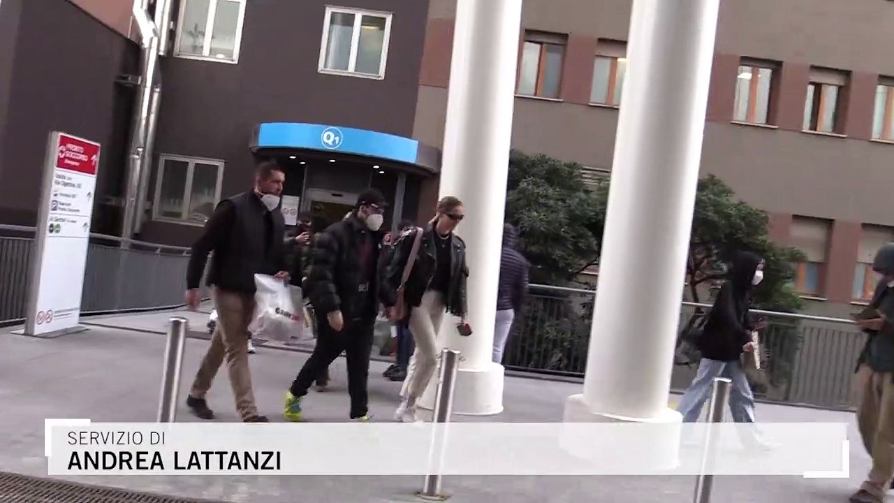 Fedez dimesso dal San Raffaele dopo l'operazione: "Sto bene, bello poter uscire"