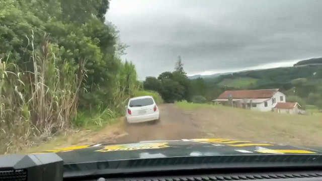 Após fuga, PRF detém indivíduo com 350 quilos de maconha em um veículo Celta; veja vídeo da fuga