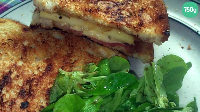 Grilled cheese aux oignons caramélisés