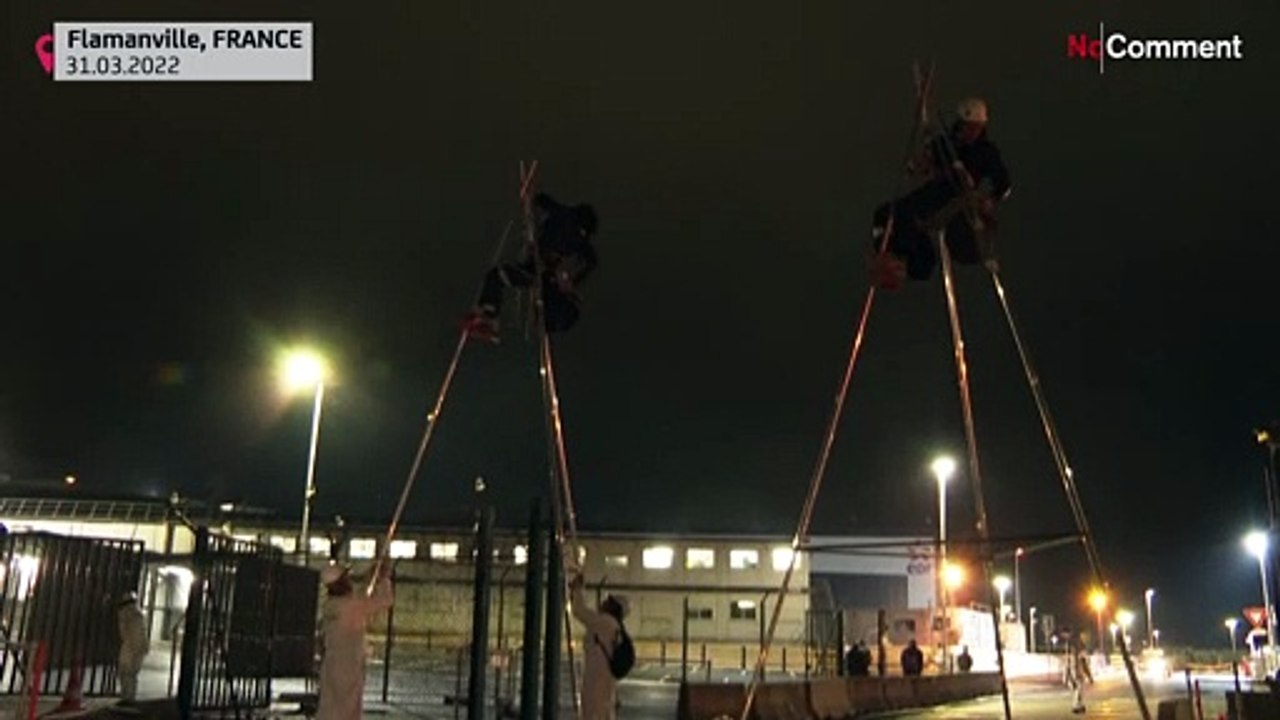 Активисты "Гринпис" устроили протест на строите...