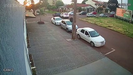 Câmera de segurança flagra batida de trânsito no Bairro Tropical, em Cascavel