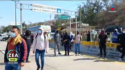 Normalistas de Ayotzinapa bloquean la Autopista del Sol