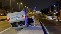 Kadıköy'de refüje çarpan otomobil takla attı