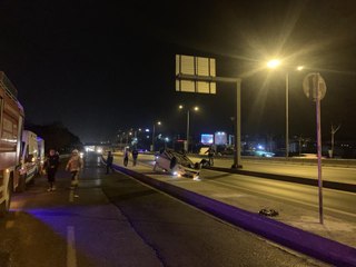 Otomobil takla attı, araçtaki iki kişi yara almadan kurtuldu