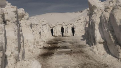 6 metreyi bulan karda yol açma mücadelesi